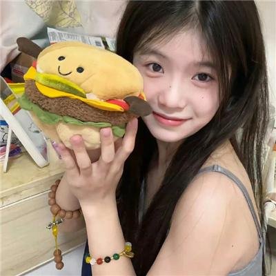 当她换上泳衣